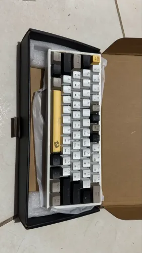Teclado Mecânico Redragon Lakshmi Rainbow Brown K606 Abnt2 Cor de teclado Amarela