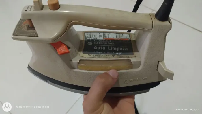 Ferro de passar roupa antigo 