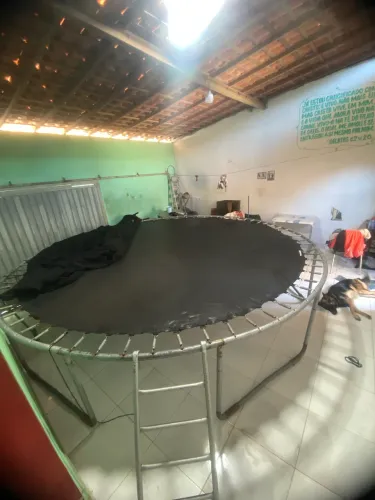 Pula pula gigante trampolim