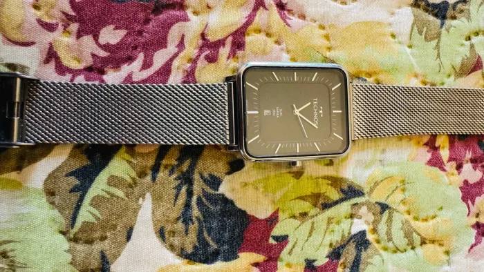 Technos Slim com caixa quadrada, vidro de Safira, calendário e pulseira mesh