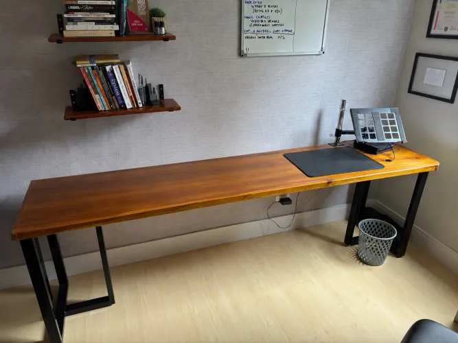 Mesa de Escritório em madeira nobre e suporte de ferro