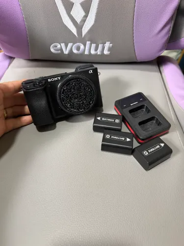 Corpo Sony a6400 com cage de brinde e 3 baterias .