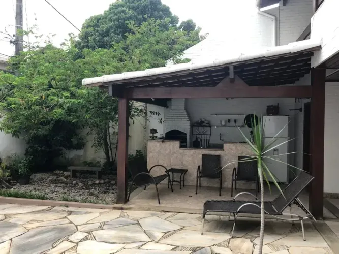 Duplex Centro c/ 4qts, sendo 2suítes, 4brs, 4vgs, amrs, churrqr, quintal, dep epgd,