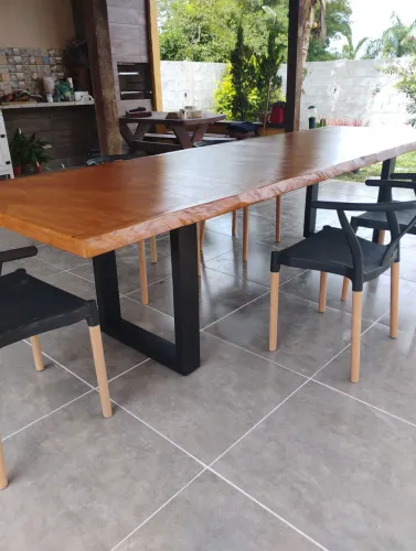 Mesa de madeira rústica e borda orgânica 2,00mts