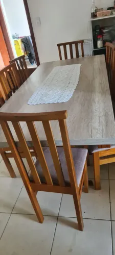 Vendo mesa madeira com 8 cadeiras estofadas mais informações chamar no WhatsApp 41998304