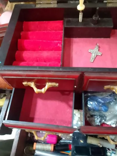 Vendo duas caixinhas de música quarto das joias