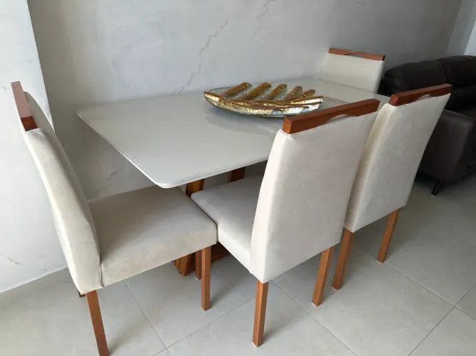 Mesa de 6 lugares com 6 cadeiras
