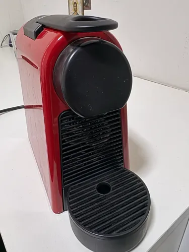 Cafeteira Nespresso vai com algumas cápsulas 