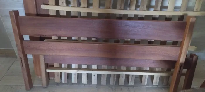 Vendo cama de casal de madeira maciça em Angelim 