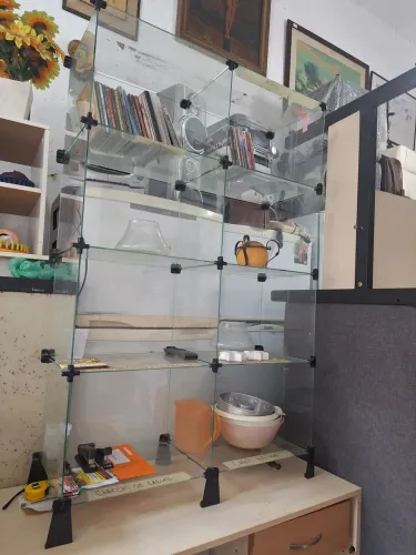 Vitrine de vidro em bom estado.