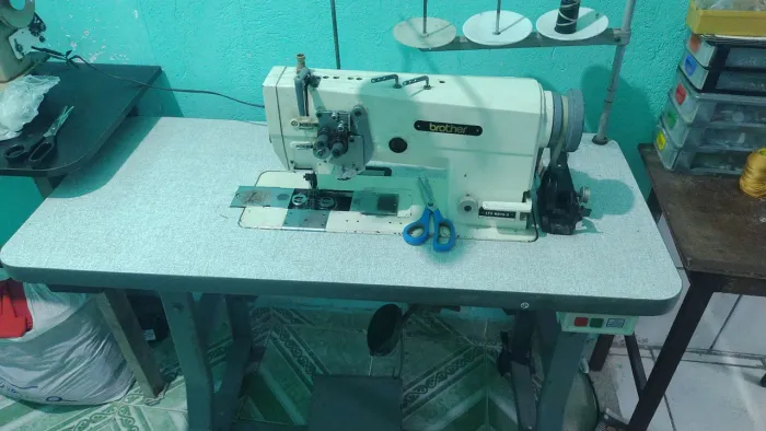 Vendo máquina de 2 agulhas barra desligável
