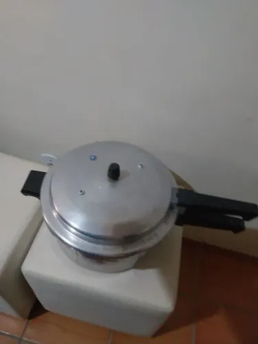 Vendo panela de pressão industrial de 12 litros podendo chegar a 15 litros