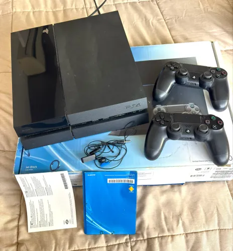 PLAYSTATION 4 - PS4 + 2 CONTROLES + 3 JOGOS FÍSICOS 