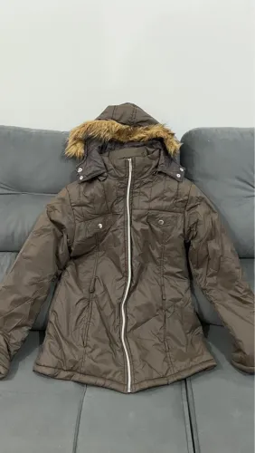 Casaco Marrom de Inverno com Capuz 