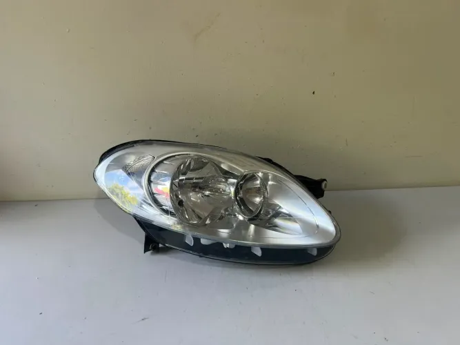 Farol direito Palio Attractive 2012/2013/2014/2015/2016/2017/2018/2019