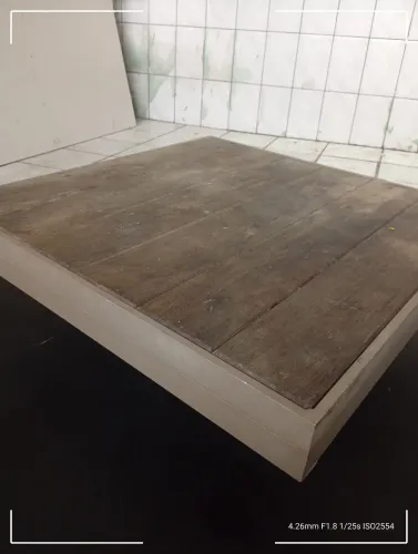 Mesa de madeira rústica com estrutura de ferro