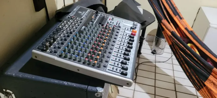 Mesa de som xenix 1832 beringher,