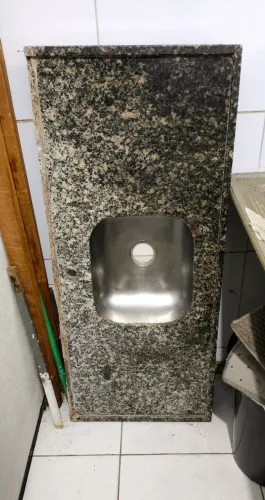 Pia de granito com cuba inox