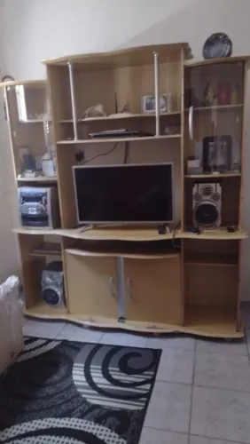 Estante e rack de madeira para sala