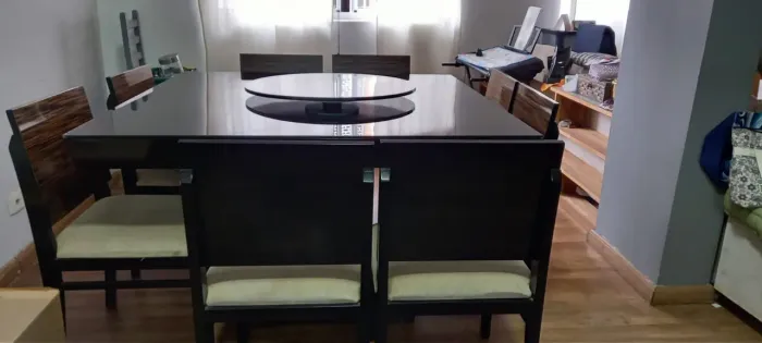 Mesa 8 lugares completa giratória preta com 8 cadeiras estofadas
