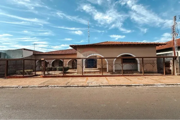 CASA À VENDA - EXCELENTE LOCALIZAÇÃO - CENTRO DE PROMISSÃO/SP