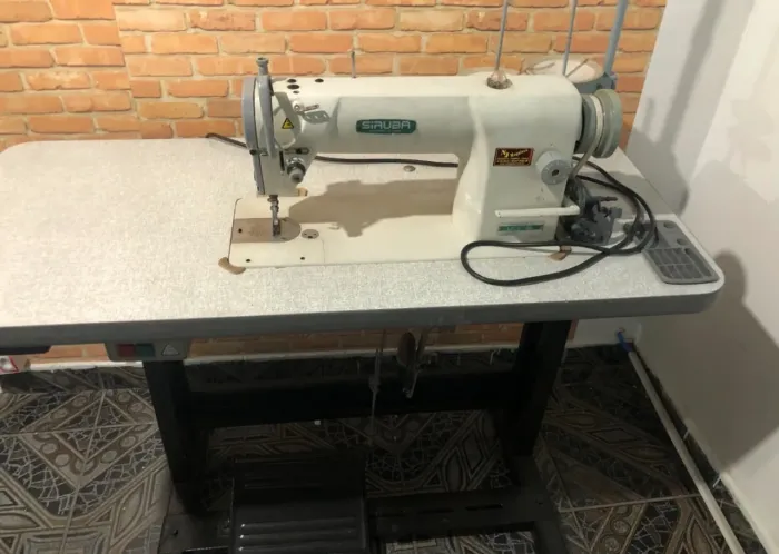 Máquina de costura reta