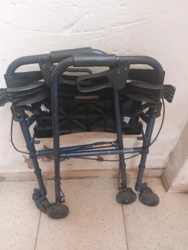 VENDO UM ANDADOR PARA PESSOA ADULTA OPORTUNIDADE VALOR 130.00 OBS. USADO