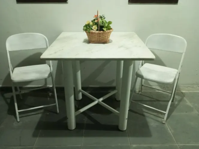 Mesa Quadrada de Jantar Tampo de Mármore Legítimo Carrara e Estrutura de Metal