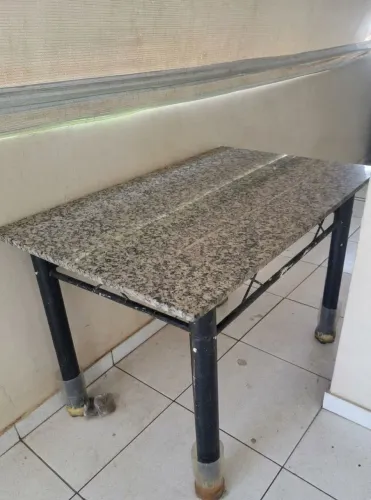 Mesa de granito bastante resistente