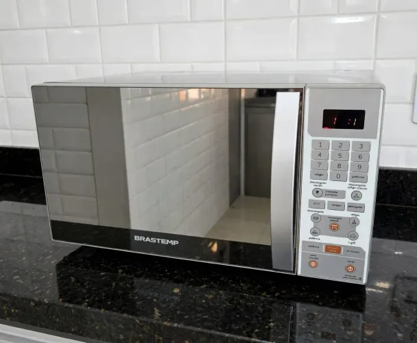 Microondas Brastemp 30 Litros Espelhado e inox e Grill com Garantia. 