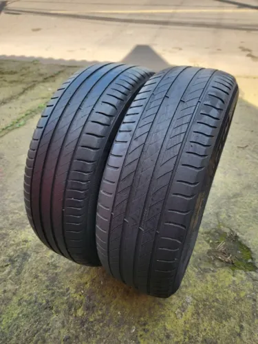 Par de pneus Michelin 185/60 aro 15