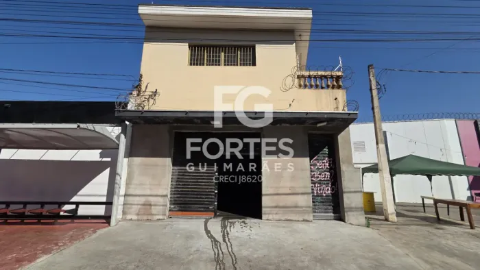 Salão Comercial 40m² (5x8) com piso em cimento usinado e pé direito alto, na avenida Costa