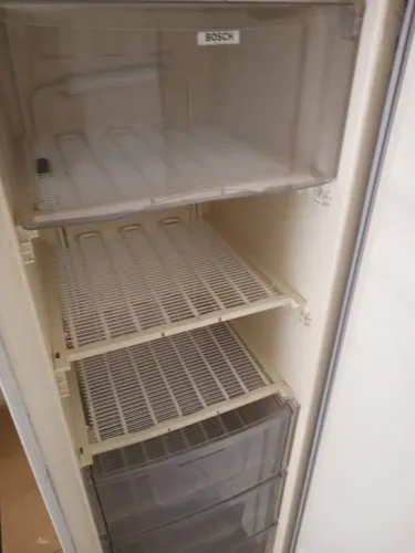 Freezer Bosch com seis repartições de prateleira