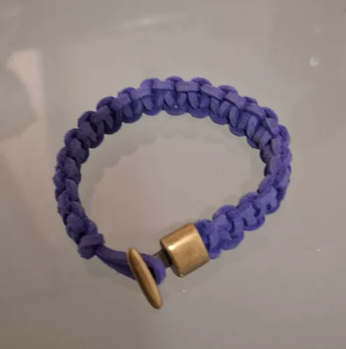 Pulseira em macramê de camurça com fecho ouro velho