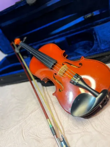 Vendo violino 4/4 usado com espaleira e estojo.