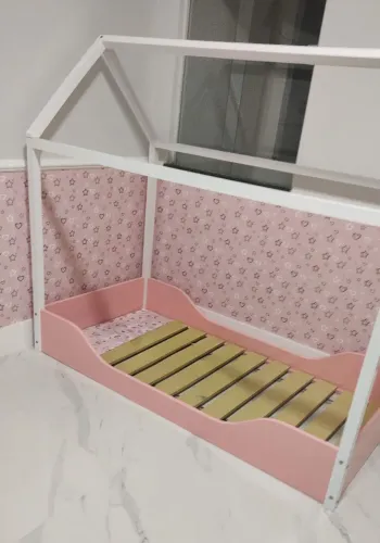 Cama montessoriana com o colchão tipo casinha Tok stok  com colchão 