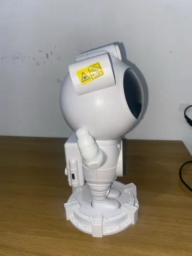 Projetor astronauta com controle.
