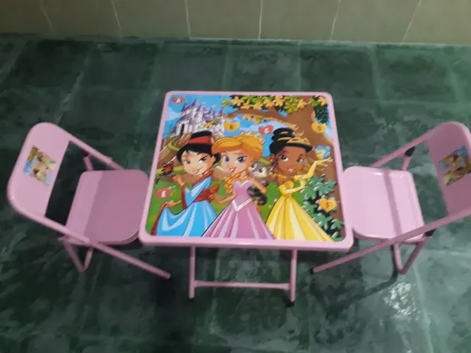 Conjunto de mesa infantil com duas cadeiras.