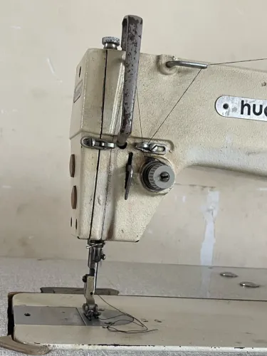 Máquina de costura reta industrial 