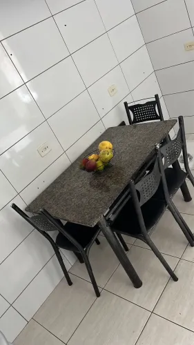 Mesa com 4 cadeiras, mármore puro.