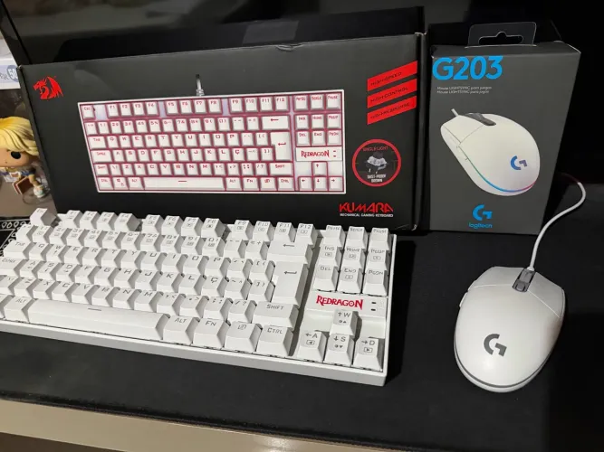 Teclado kumara branco (led vermelho) e mouse logitech G203