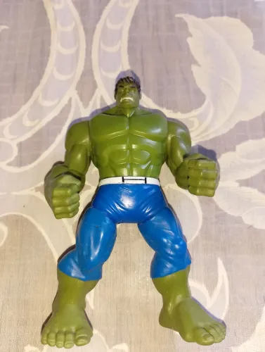 Hulk (Shake and Smash) da Hasbro, inspirado no personagem da Marvel.