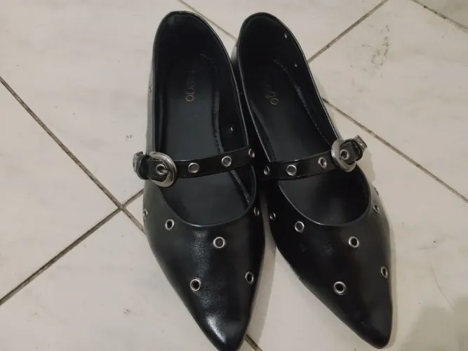 Sapato feminino Preto bico fino com fivela e ilhós tamanho 38