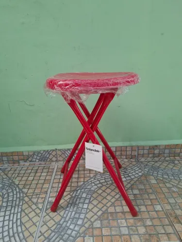 Banquinho de plástico e aço dobravel
