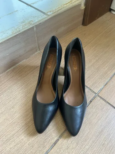 Scarpin salto alto preto Arezzo original 