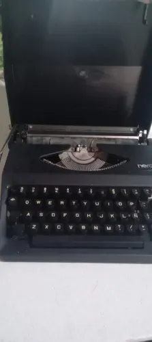 Maquina de datilografia Hero.