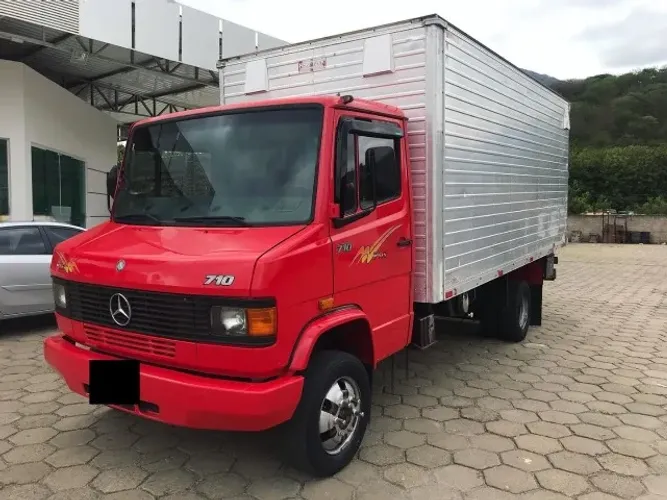 Mercedes-Benz 710 Baú 2012