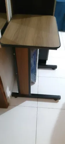 Mesa marrom, material ferro e MDF, ideal para estudar, leitura