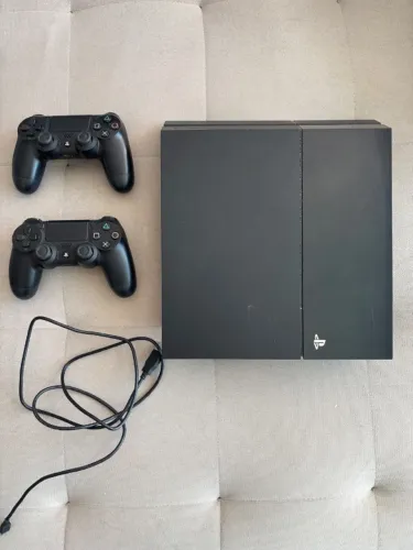 PlayStation 4 500GB 2 controles + Jogos