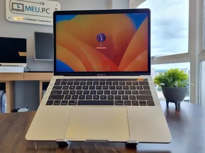 Apple MacBook Pro 2017 - Core i5 | 256GB SSD | Dual Core | 8GB LPDDR3 | 13.3"